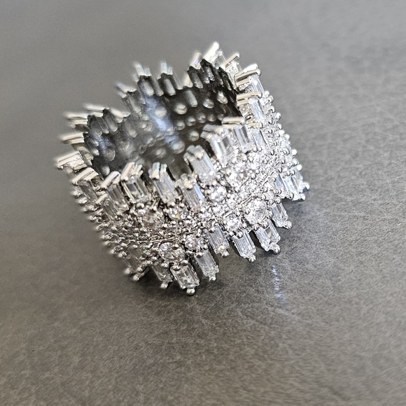 Gorgeous cubic zirconia cocktail ring. Size 6 or 7 - Picture 3 of 5